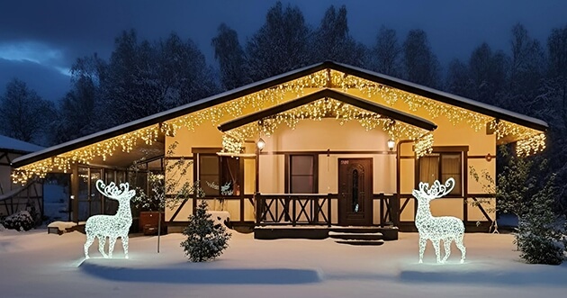 дом с ёлкой украшенный бахромой